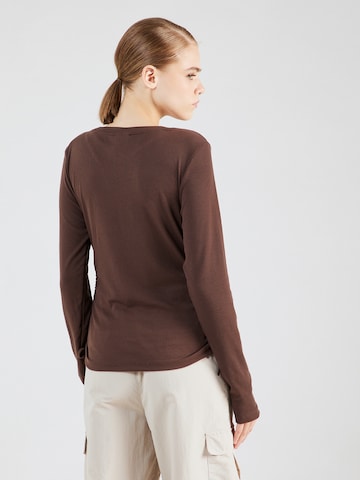Nike Sportswear - Camiseta 'ESSNTL' en marrón