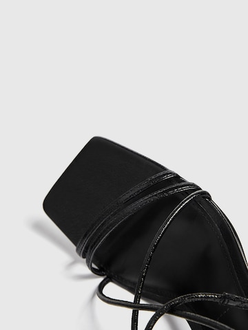 Pull&Bear Remienkové sandále - Čierna