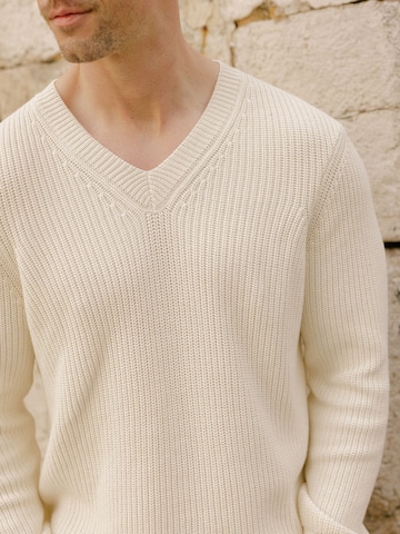 DAN FOX APPAREL Пуловер 'Marlon' в бяло