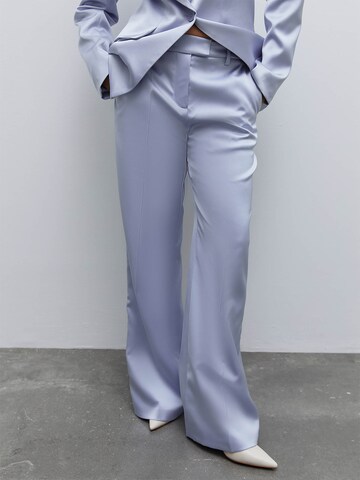 Flared Pantaloni con piega frontale di Fleur by Kaviar Gauche in blu: frontale