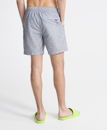 Superdry Regular Badeshorts in Grau