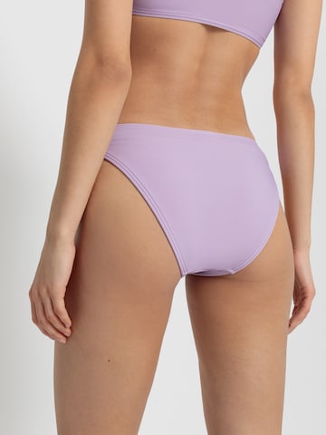 LSCN by LASCANA - Cueca biquíni 'Gina' em roxo: atrás