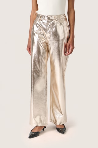SOAKED IN LUXURY Slimfit Broek 'Danila' in Goud: voorkant