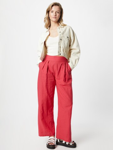 Abercrombie & Fitch Široke hlačnice Hlače z naborki | rdeča barva