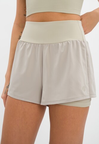 OCEANSAPART - regular Pantalón deportivo 'Athena' en gris: frente