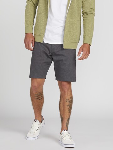 Volcom Regular Shorts 'Frickin' in Grau: predná strana