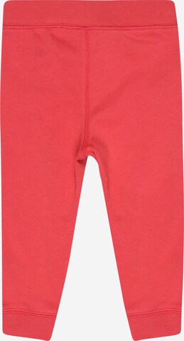 Tapered Pantaloni de la GAP pe roșu