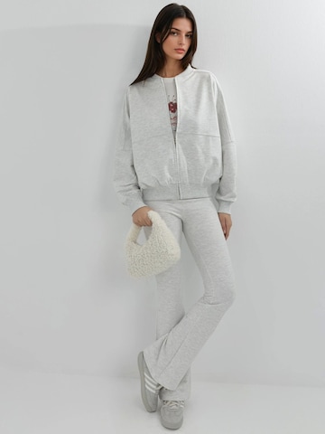 Busem - Sweatshirt em cinzento: frente