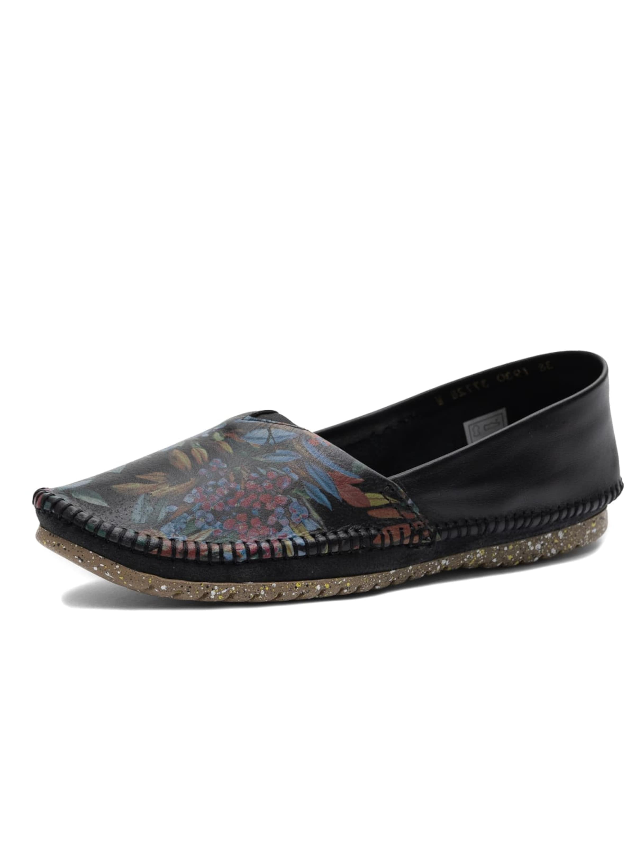 Maciejka Classic Flats in Black: front