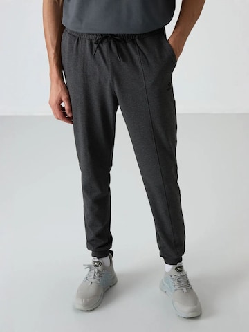 regular Pantaloni sportivi di Tommy Life in grigio: frontale