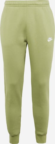 Tapered Pantaloni 'Club Fleece' de la Nike Sportswear pe verde: față