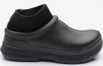 UGG Flats & Loafers in 41 in Black: front