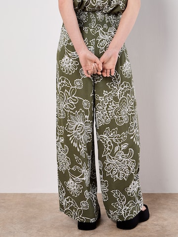 Regular Pantalon 'Sarasa' Apricot en vert