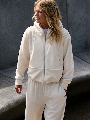 Giacca di pile di self. in beige: frontale