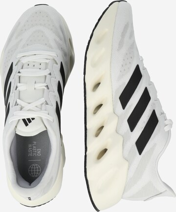 ADIDAS PERFORMANCE - Sapatilha de corrida 'Switch Fwd ' em branco