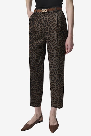 Touche Prive Tapered Pleat-front trousers in Brown: front