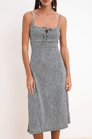 Trendyol Kleid in Schwarz