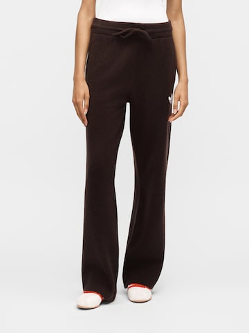 évasé Pantalon 'Essentials' ADIDAS ORIGINALS en marron : devant