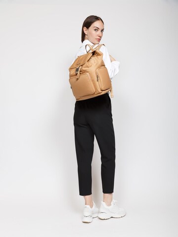 Borsa a mano 'Khai Large Flap Cargo Backpack' di Michael Kors in marrone: frontale
