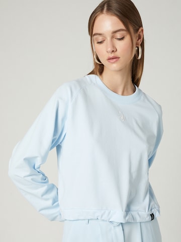 VIERVIER Sweatshirt 'Nala' in Blauw: voorkant