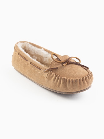 Minnetonka - Pantufa 'Cally' em castanho