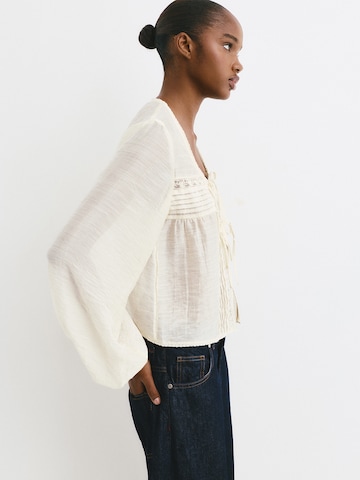 Bluză de la Pull&Bear pe alb