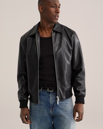 WE Fashion Tussenjas in Zwart: voorkant