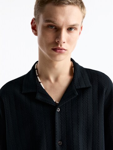 Pull&Bear Comfort Fit Skjorte i sort