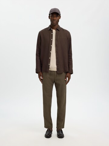 SELECTED Regular Fit Skjorte 'SLHKYLIAN' i brun