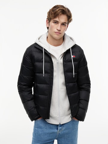 Tommy Jeans Overgangsjakke i sort: forside