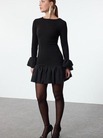 Trendyol Рокля в черно