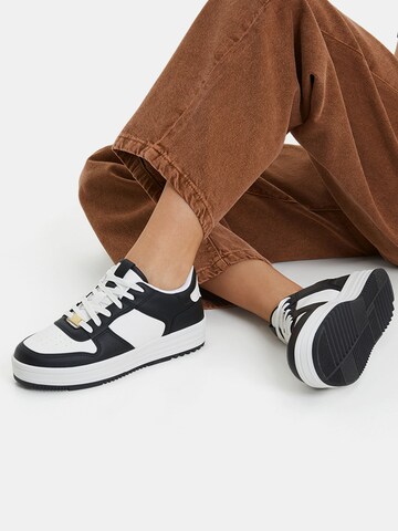 Sneaker low de la Bershka pe negru: față