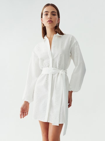 Calli Skjortklänning 'LUMI' i vit: framsida
