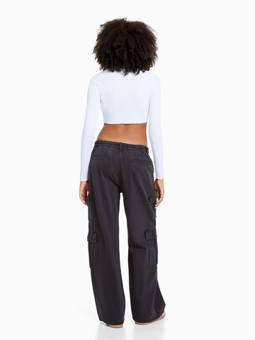 Bershka Wide leg Cargojeans i grå