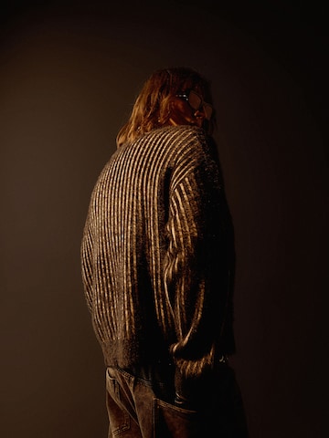 Pulover de la Bershka pe negru