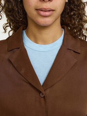 Soft Rebels Shirts ' SRUma ' i brun: forside