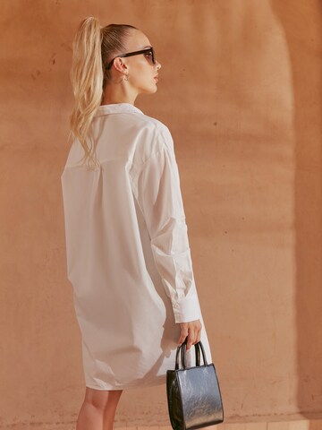 Ema Louise x ABOUT YOU Blouse 'Bryna' in White