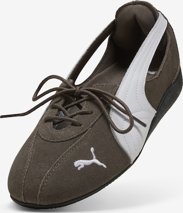 Baskets basses PUMA en gris : devant