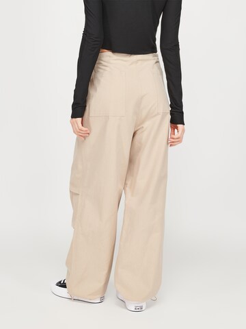 ABOUT YOU x VIAM Studio Wide leg Broek in Beige: terug