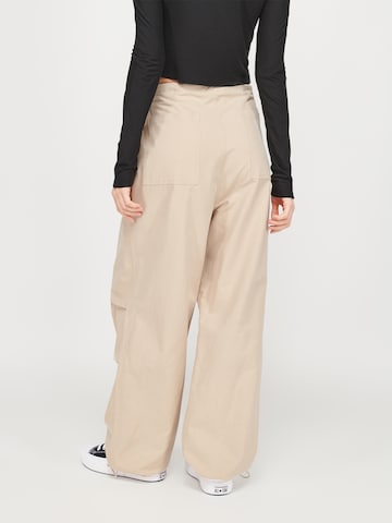 Wide Leg Pantalon ABOUT YOU x VIAM Studio en beige : derrière