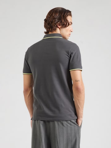 T-Shirt Lyle & Scott en gris : derrière
