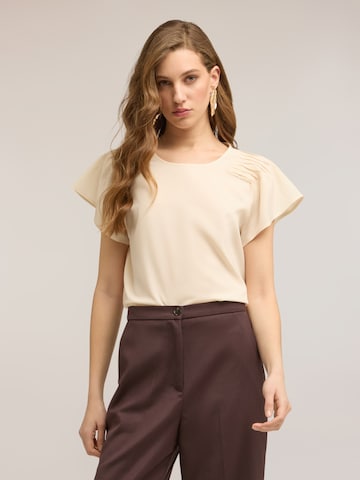 Chemisier MOTIVI en beige : devant