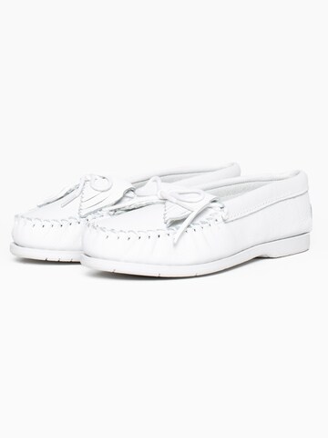 Minnetonka - Mocasines 'Undeaded Kilty' en blanco