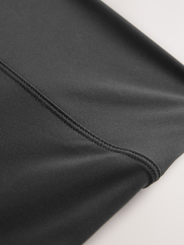 self. Skinny Shorts in Schwarz