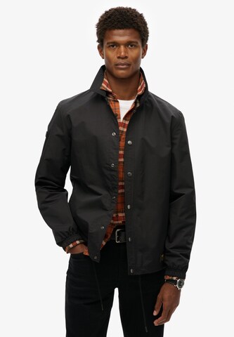 Veste mi-saison 'Surplus Otto' Superdry en noir : devant