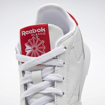 Sneaker de la Reebok pe alb