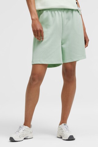 SENSES.THE LABEL Loosefit Shorts 'Pal:Mas' in Grün: Vorderseite