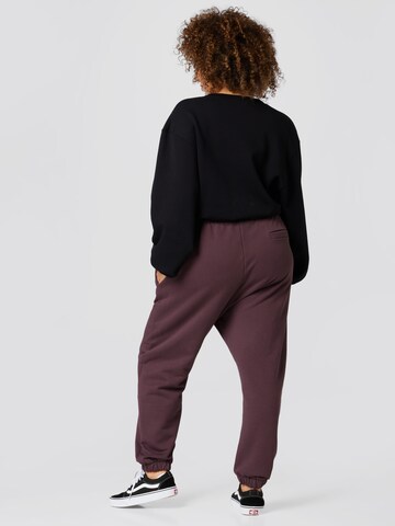 A LOT LESS Tapered Broek 'Ida' in Bruin