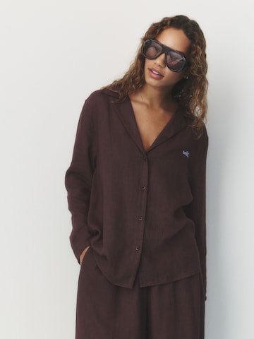 self. Blouse in Bruin: voorkant