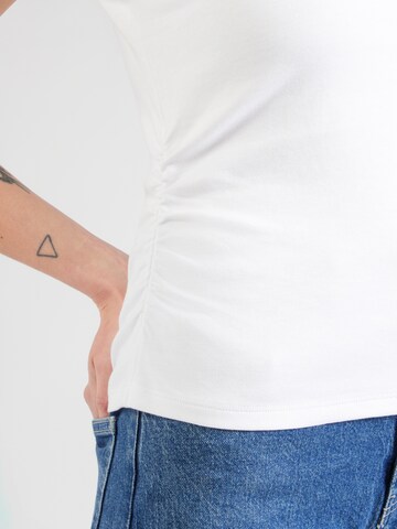 Tricou 'Bianca' de la ABOUT YOU pe alb